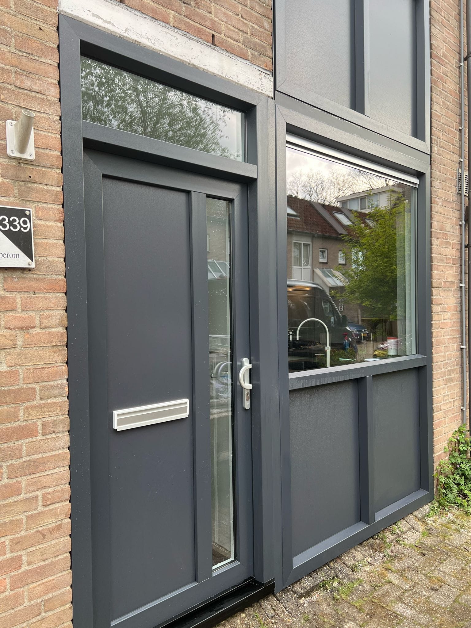 Modern huis met antraciet kunststof deur en kozijnen