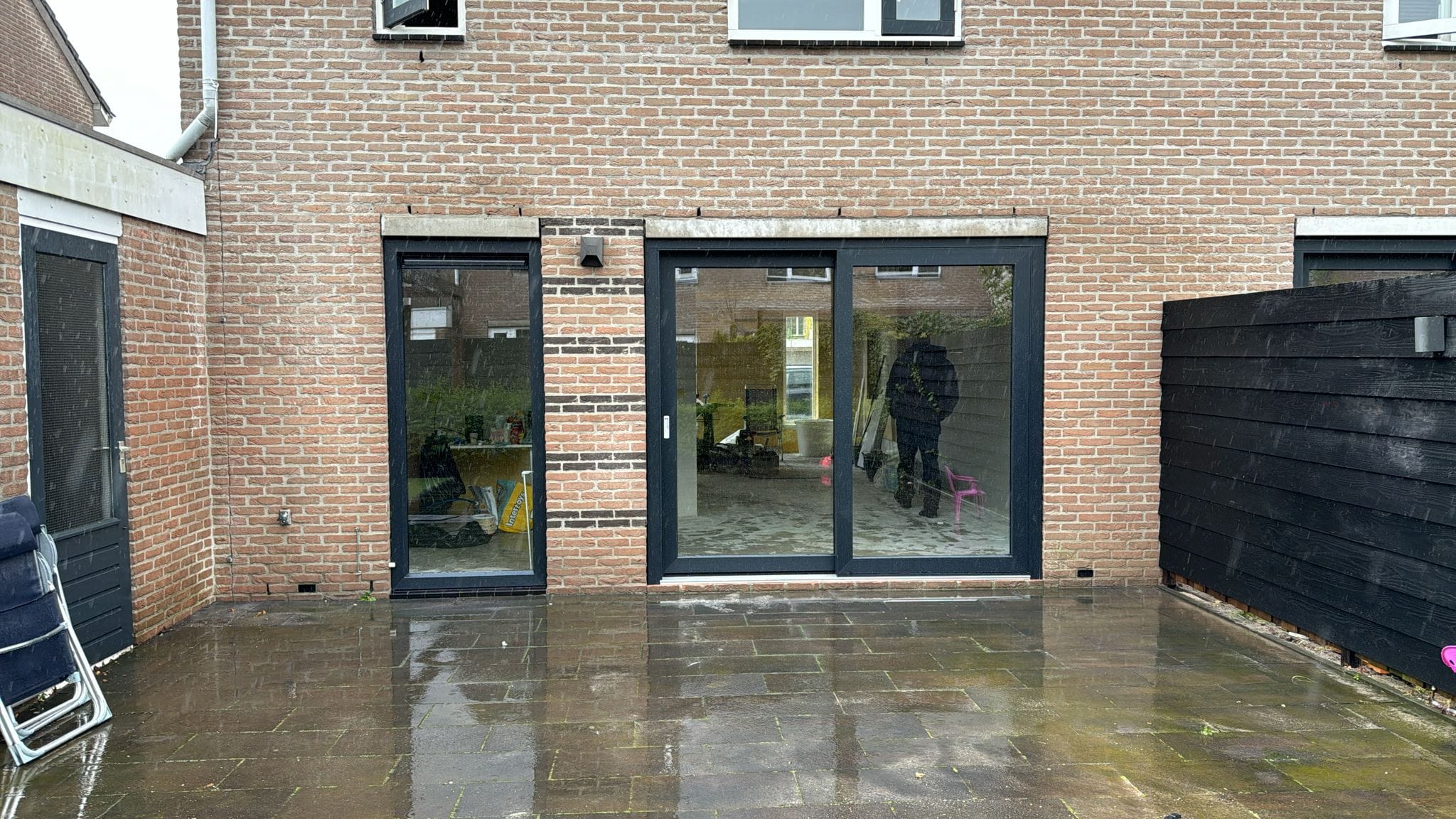 Brede schuifpui met overkapping