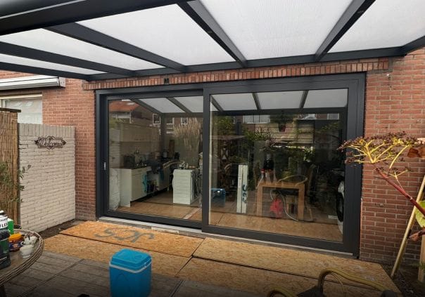 Schuifpui met overkapping in achtertuin