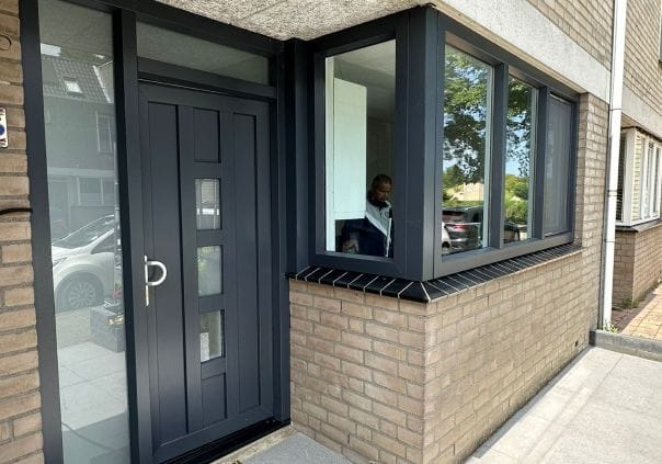 Strakke antraciet kunststof voordeur