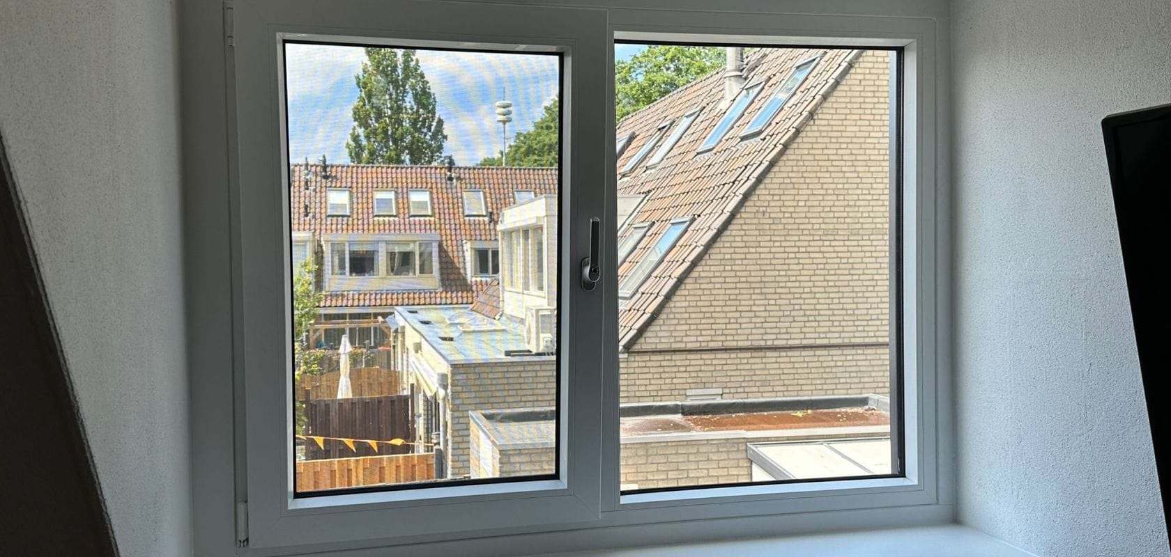 Uitzicht door nieuw kunststof raam — KernKozijnen
